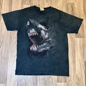 Vintage 2005 The Mountain Great White Shark Attack Tie Dye T-Shirt Size L